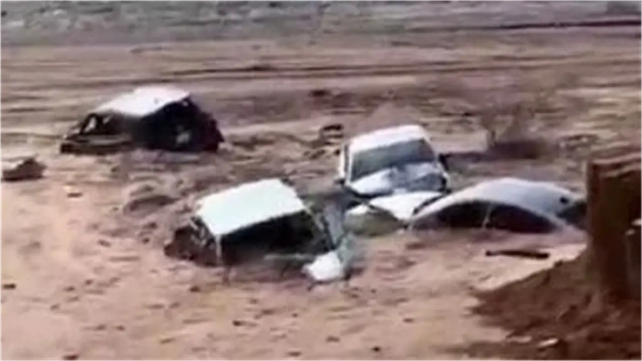 أمطار جدة الغزيرة تعطل الحركة وتحتجز السيارات على الطرق الرئيسة